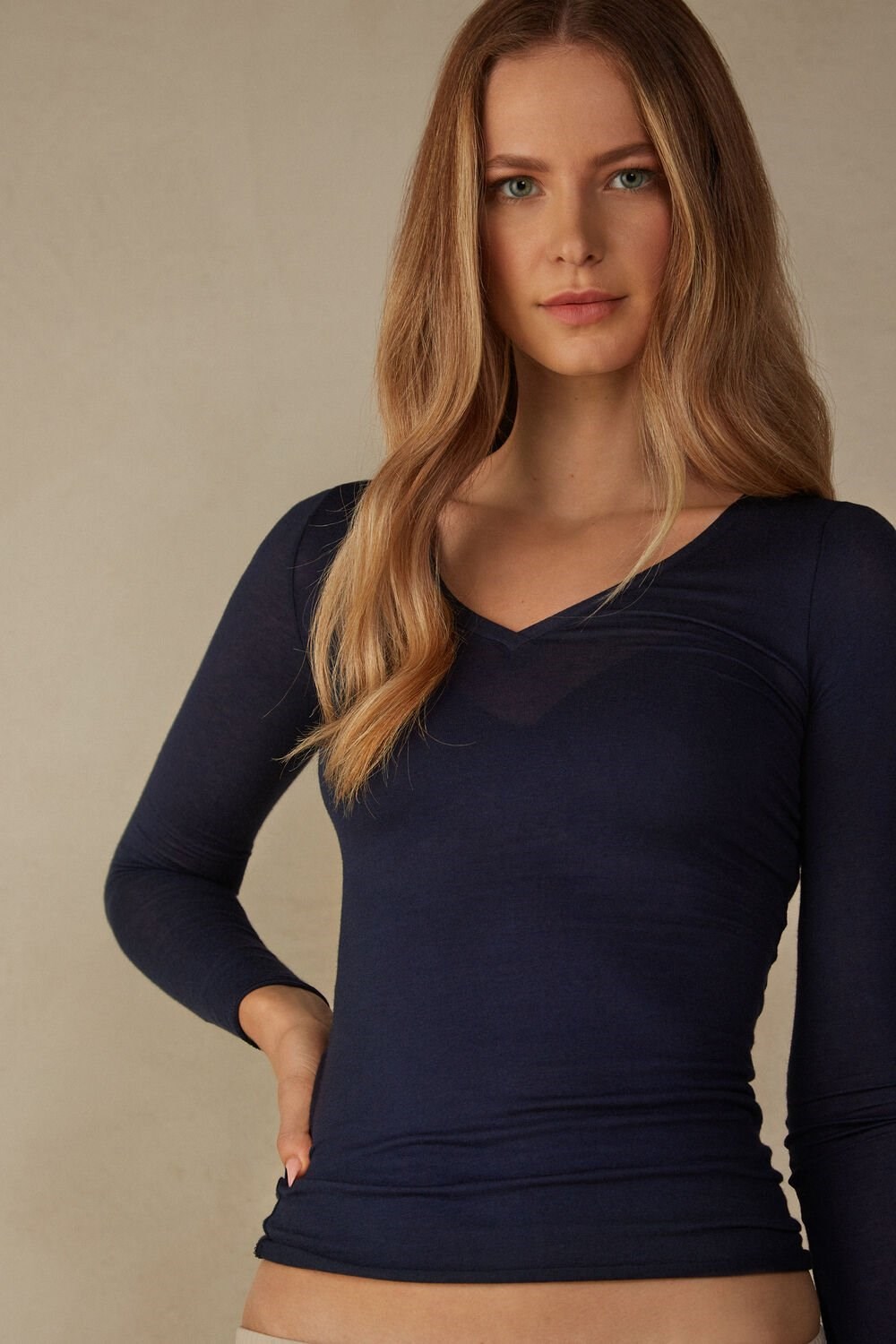 Intimissimi V-neck top in Modal Ultralight with Cashmere Blauw Blauw | 10579TLDC